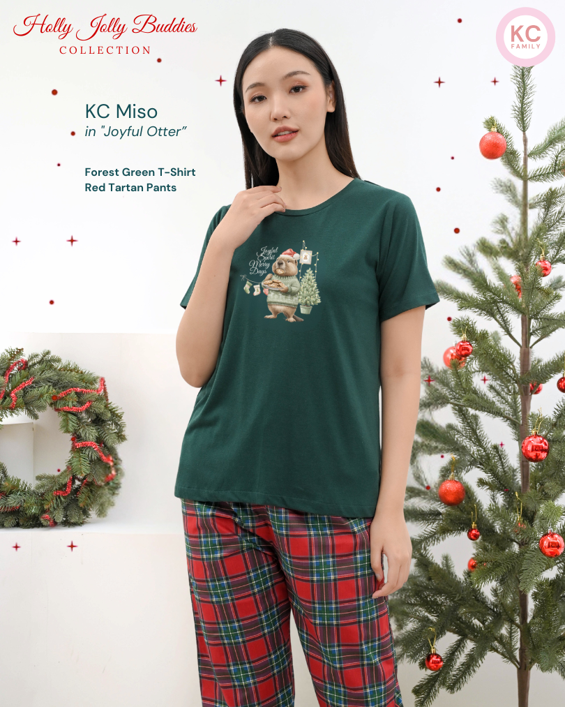KC Miso in Joyful Otter Baju Kaos dengan Celana Pendek Piyama Kaos